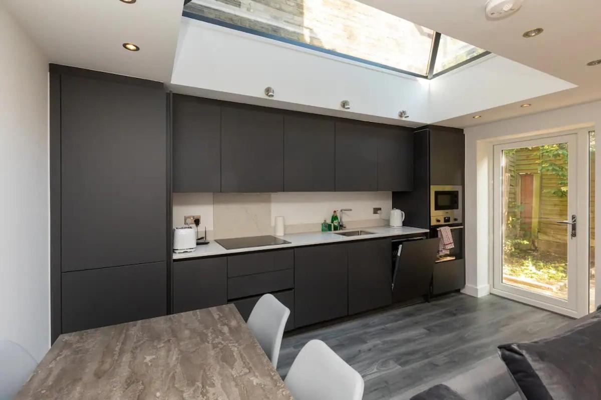 Stylish 2-Bed Flat In The Heart Of West Hampstead Leilighet London Eksteriør bilde