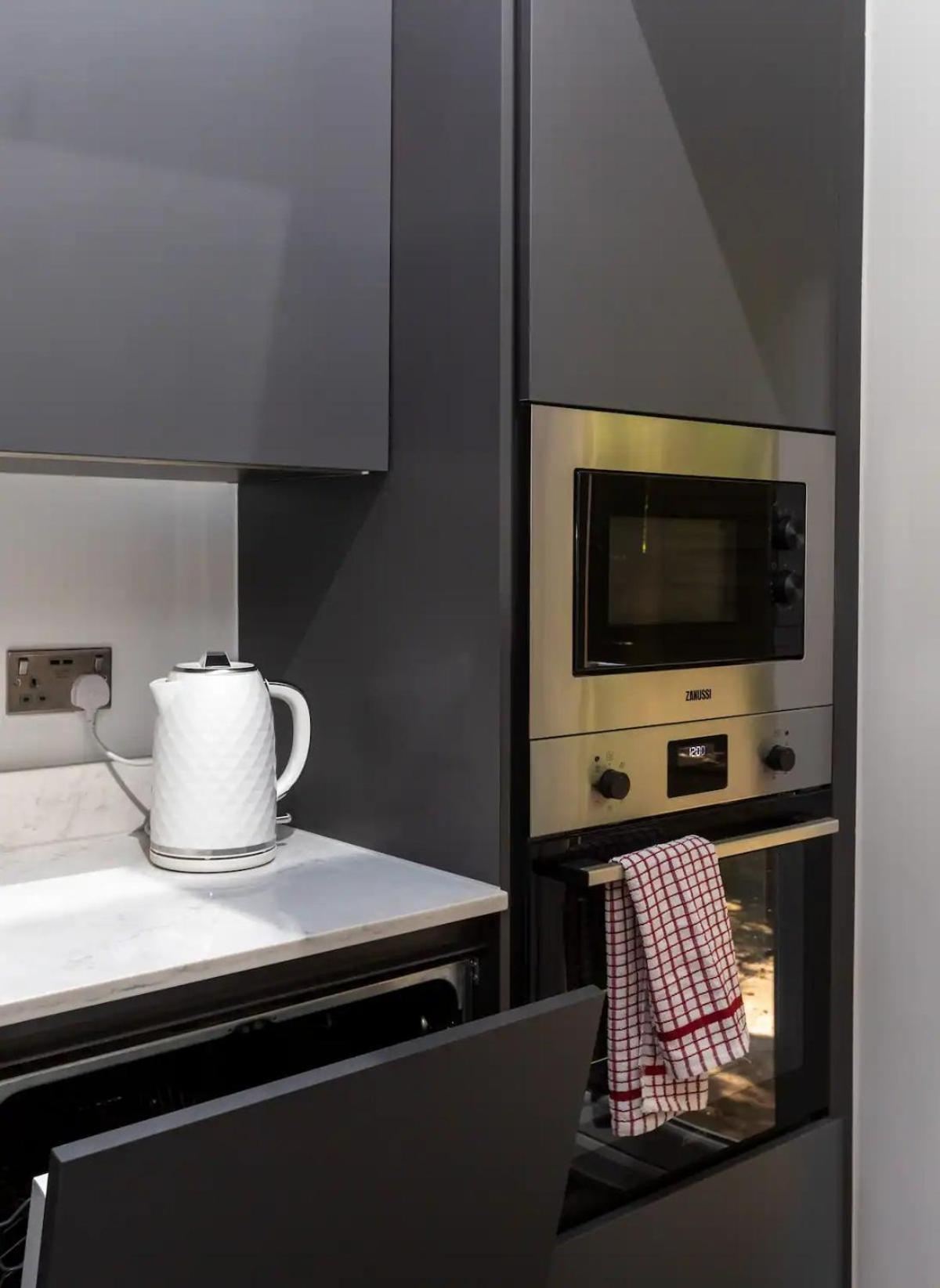 Stylish 2-Bed Flat In The Heart Of West Hampstead Leilighet London Eksteriør bilde